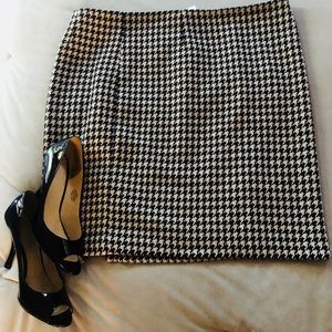 Classy houndstooth skirt.